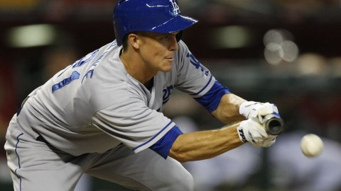A Zack Greinke todo le salió bien, incluyendo este toque en la tercara entrada.