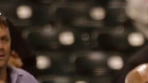 Lou Seal, mascota de los Giants, prefirió usar sus pijamas ante el largo encuentro que duró casi cinco horas y media.