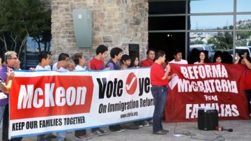 Con una manifestación en las afueras de su oficina,  piden que el congresista republicano Howard 'Buck' McKeon apoye la reforma migratoria.