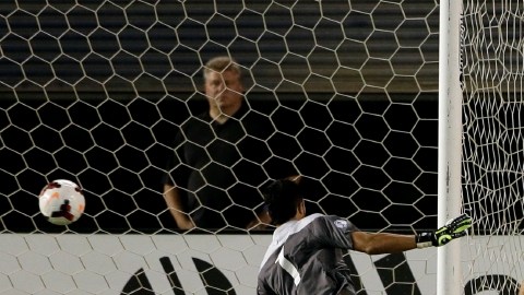 Herculez Gómez anota uno de los seis goles que Estados Unidos le encajó a Guatemala en el partido de preparación. El portero Ricardo Jerez nada puede hacer por impedir la anotación del delantero estadounidense.