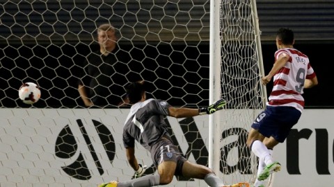 Herculez Gómez anota uno de los seis goles que Estados Unidos le encajó a Guatemala en el partido de preparación. El portero Ricardo Jerez nada puede hacer por impedir la anotación del delantero estadounidense.