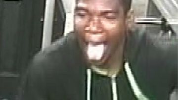 Foto del sospechoso de apropiarse de un iPhone 4S en una estación del tren en Brooklyn.