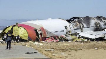 El Boeing 777 se estrelló contra la escollera antes del inicio de la pista de aterrizaje, cayó, giró y se incendió.