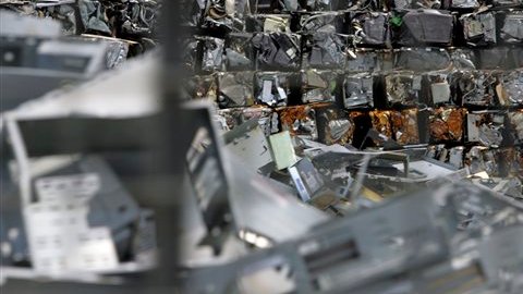 La reutilización de productos impide que vayan a dar  a contenedores que pueden contaminar el subsuelo