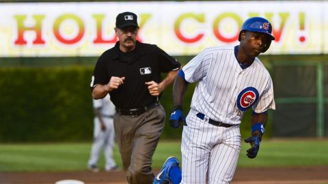 Soriano recorre las bases en uno de los dos cuadrangulares que conectó.