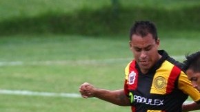 Rodrigo Millar, del Atlas, intenta controlar el balón dentro del área