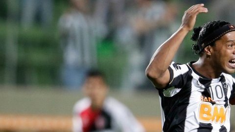 El delantero brasileño Ronaldinho celebra el gol de Bernard, que le está dando la ventaja parcial al Atlético Mineiro