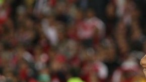 El jugador Herminio Miranda (d) de Olimpia de Paraguay celebra junto a un compañero tras la victoria de su equipo ante el colombiano Independiente Santa Fe