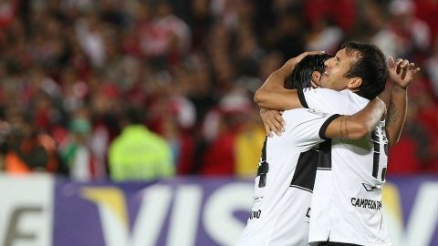 El jugador Herminio Miranda (d) de Olimpia de Paraguay celebra junto a un compañero tras la victoria de su equipo ante el colombiano Independiente Santa Fe