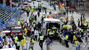 Socorristas ayudan en la línea de meta del Maratón de Boston 2013 tras la explosión en abril.