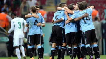 Los jugadores de Uruguay celebran después vencer a Nigeria en octavos de final del Mundial de fútbol sub-20 que se disputa en Turquía.