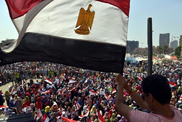 Un manifestante egipcio ondea una bandera nacional durante una concentración en la plaza Tahrir, de El Cairo, Egipto.