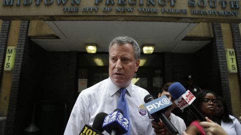 De Blasio entiende que el hospital ofrece un servicio indispensable para la comunidad de Brooklyn. En la imagen, frente al cuartel donde fue llevado.
