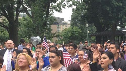 Los “dreamers” realizaron una ceremonia simbólica de ciudadanía en las cercanías del Capitolio en Washington.