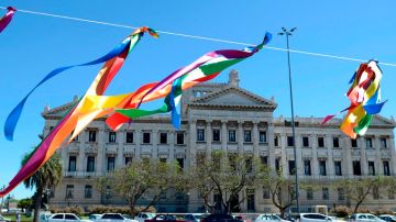 Banderitas del arcoíris que representan el orgullo gay son colgadas frente al Parlamento en Montevideo. Uruguay aprobó en abril una ley que legalizó los matrimonios gay en el país.