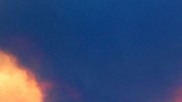 El sol sale entre el denso humo que cubre el cielo de la famosa calle de los casinos en Las Vegas, debido a un gran incendio que está devorando un área cercana a la ciudad.