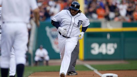 Prince Fielder pasa por tercera tras conectar su cuadrangular 16 del año.