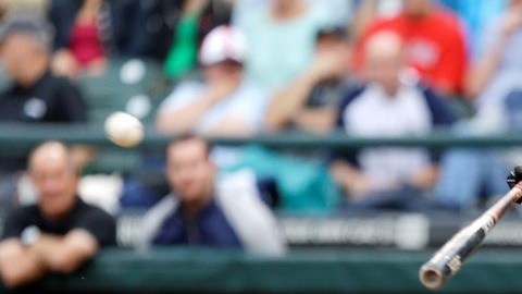 David Ortiz batea doblete en la segunda entrada para superar a Harold Baines.