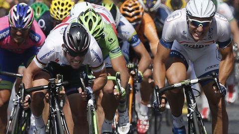 Kittel (casco blanco) superó en el último momento a Cavendish (casco obscuro).