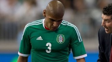 Carlos Salcido y el técnico de la selección mexicana, José Manuel de la Torre