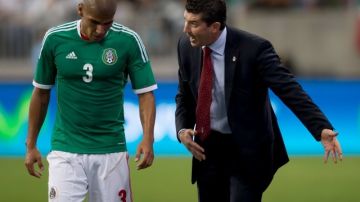 Carlos Salcido y el técnico de la selección mexicana, José Manuel de la Torre