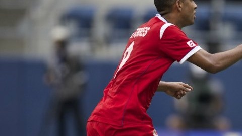 El jugador panameño Gabriel Torres celebra después de anotar un gol de tiro penalti ante Martinica