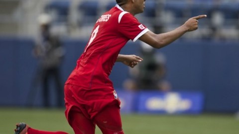 El jugador panameño Gabriel Torres celebra después de anotar un gol de tiro penalti ante Martinica