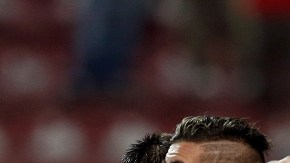 Gonzalo Bueno (der.) salta sobre la torre del festejo de Uruguay.