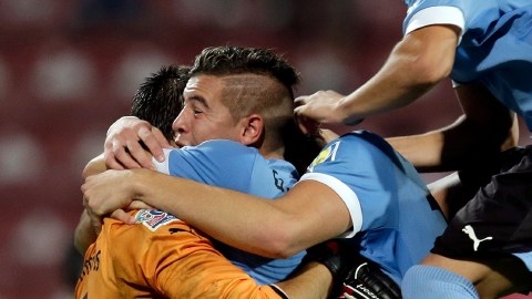 Gonzalo Bueno (der.) salta sobre la torre del festejo de Uruguay.