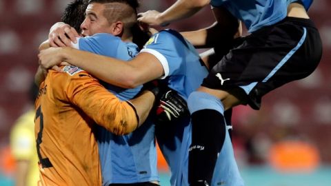 Gonzalo Bueno (der.) salta sobre la torre del festejo de Uruguay.