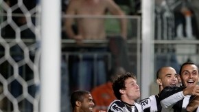 Los jugadores del Atlético Mineiro, enloquecidos,  celebran su pase a la final de la Copa Libertadores.