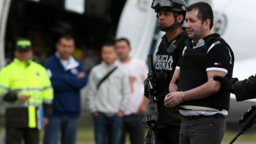 Integrantes de la policía colombiana escoltan a Daniel 'El Loco' Barrera, el martes cuando fue extraditado  a los Estados Unidos.