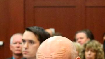 George Zimmerman (der.), junto a su abogado Don West. La defensa se niega a aceptar nuevos cargos de homicidio involuntario.