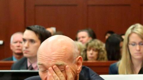 George Zimmerman (der.), junto a su abogado Don West. La defensa se niega a aceptar nuevos cargos de homicidio involuntario.