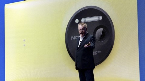 El nuevo Nokia Lumia 1020 estará disponible en Estados Unidos a partir del 26 de julio, por $300 con un contrato de dos años con AT&T. En la foto, el presidente y CEO de Nokia, Stephen Elop, destacando las fortalezas del equipo.