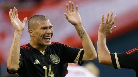 Raúl Alonso Jiménez celebra con Jorge "Chatón" Enríquez su gol