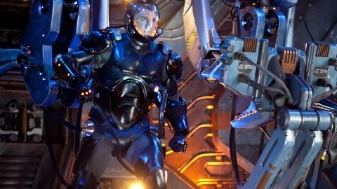 Charlie Hunnam (izq.) y Rinko Kikuchi en una escena de 'Pacific Rim', que se estrena mañana.