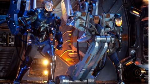 Charlie Hunnam (izq.) y Rinko Kikuchi en una escena de 'Pacific Rim', que se estrena mañana.