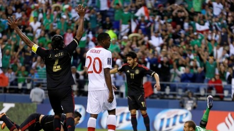 Raúl Jiménez yace en el césped luego de anotar de palomita el primer gol de México en el Century Link Field en Seattle.