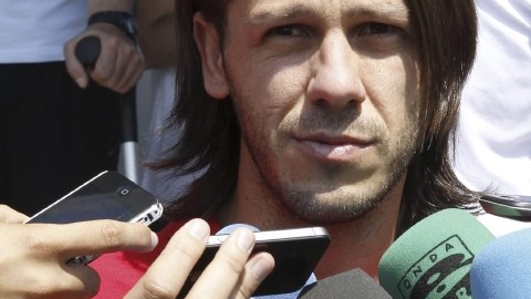 GRA098. MADRID, 11/07/2013.- El defensa internacional argentino Martín Demichelis atiende a los medios de comunicación tras pasar hoy el reconocimiento médico con el Atlético de Madrid en la clínica Fremap de Majadahonda , previo a la formalización de su fichaje para esta temporada con el club rojiblanco, procedente del Málaga, con el que terminó contrato el pasado 30 de junio. EFE/Angel Díaz