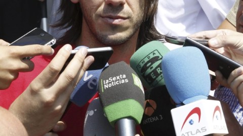 GRA098. MADRID, 11/07/2013.- El defensa internacional argentino Martín Demichelis atiende a los medios de comunicación tras pasar hoy el reconocimiento médico con el Atlético de Madrid en la clínica Fremap de Majadahonda , previo a la formalización de su fichaje para esta temporada con el club rojiblanco, procedente del Málaga, con el que terminó contrato el pasado 30 de junio. EFE/Angel Díaz