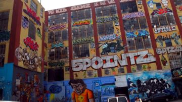 5 Pointz, por los cinco condados, acumula unas 350 obras de artistas del aerosol de Nueva York y el mundo, por eso se le conoce como la "Meca del Graffiti.
