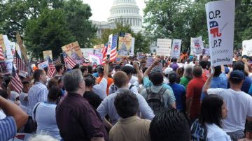 Cientos de personas se manifiestan frente al Capitolio, en Washington, para exigir una reforma migratoria justa.