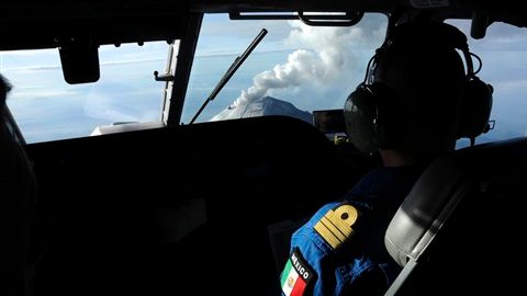 La marina de México sobrevoló el miércoles el volcán para conocer la actividad en el cráter.