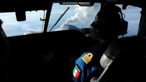 La marina de México sobrevoló el miércoles el volcán para conocer la actividad en el cráter.