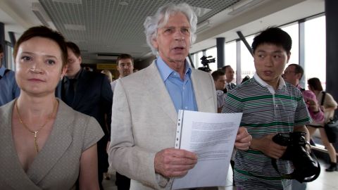 El prominente abogado ruso Genri Reznik es uno de los asistentes al aeropuerto de Sheremétievo para reunirse con Snowden.