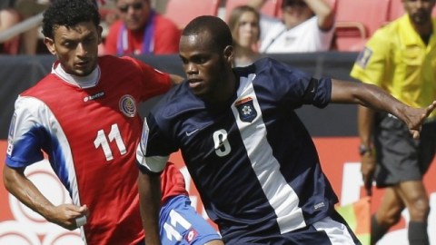 Michael Barrantes, de Costa Rica, disputa el esférico con Deon McCaulay, de Belice