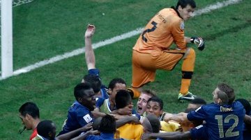 Los jugadores celebran, tras conquistar su primer título mundial sub 20 en la historia
