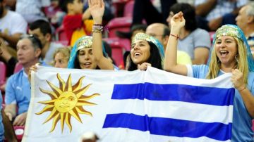 Aficionadas de Uruguay apoyan con mucho entusiasmo a su selección