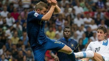 El uruguayo Felipe Avenatti ejecuta un potente disparo, pero el balón es rechazado por la zaga francesa